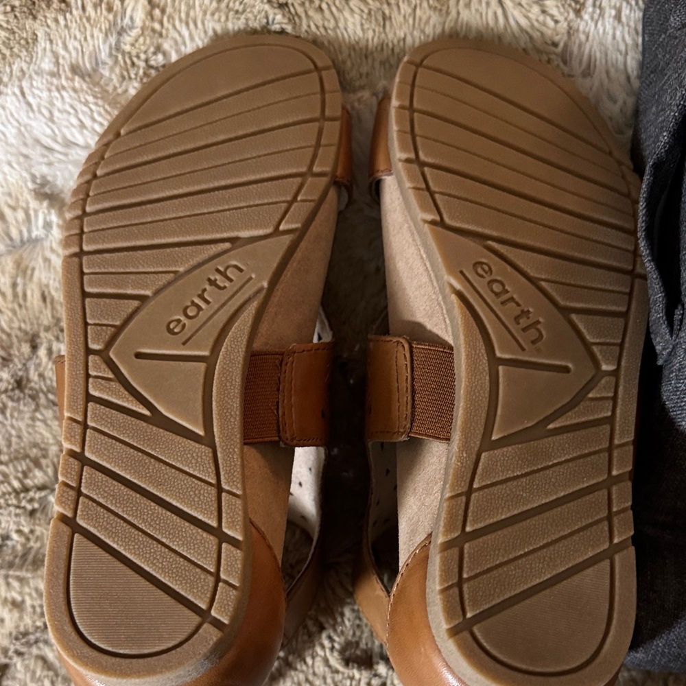 Earth Tan Leather Sandals with Cutout Pattern - 6.5 - Picture 3 of 4